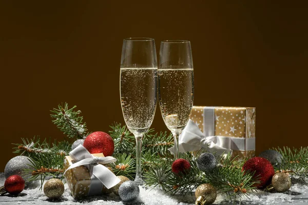 Champagne glas och grannlåt mot gyllene bakgrund, utrymme f — Stockfoto