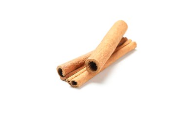 Tarçın çubukları beyaz arka planda izole edilmiş. Tatlı baharat