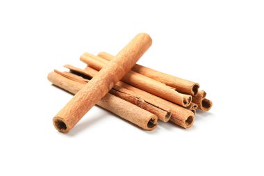 Tarçın çubukları beyaz arka planda izole edilmiş. Tatlı baharat