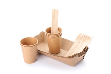 Çevre dostu sofra takımı beyaz arka planda izole edilmiş. Tek kullanımlık!