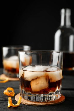 Portakal kabuklu viski bardakları ve ahşap sırtta buz.