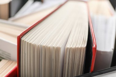 Arka planda bir sürü kitap var, kapat. Kişisel gelişim