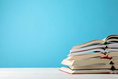 Mavi arkaplana karşı kitap yığını, metin için boşluk