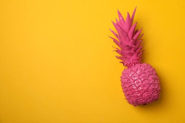 Sarı arkaplanda pembe ananas boyası, metin için boşluk