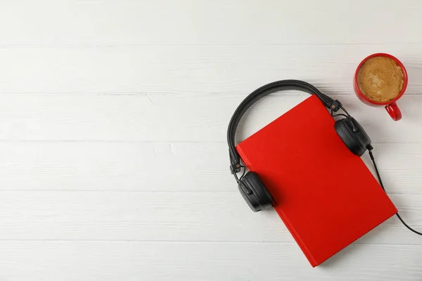 木制背景、空间的红皮书、耳机和咖啡杯 — 图库照片