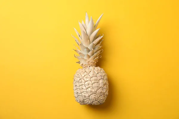 Sarı arkaplanda boyanmış altın ananas, metin için boşluk — Stok fotoğraf