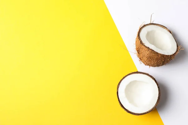 Metades de coco em fundo de dois tons, espaço para texto — Fotografia de Stock