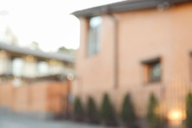 Güzel bir evin bulanık fotoğrafı. Reklam afişi