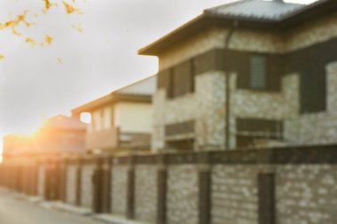 Güzel evlerin bulanık fotoğrafı. Reklam afişi