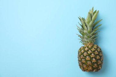 Mavi arka planda ananas, mesaj için boşluk. Meyve suyu