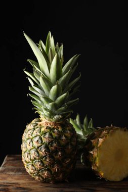 Ananas ve yarısı ahşap masada, metin için boşluk