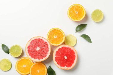 Beyaz zemin üzerinde egzotik meyveler ile düz yatıyordu, üst görünüm