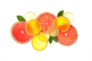 Beyaz sırt dekoltesine izole edilmiş greyfurt ve limon dilimleri.