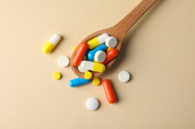 Bej arka planda kaşık ve haplar, metin için boşluk