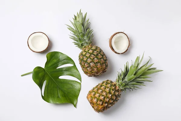 Piñas, cocos y hojas de palma sobre fondo blanco, parte superior vi — Foto de Stock