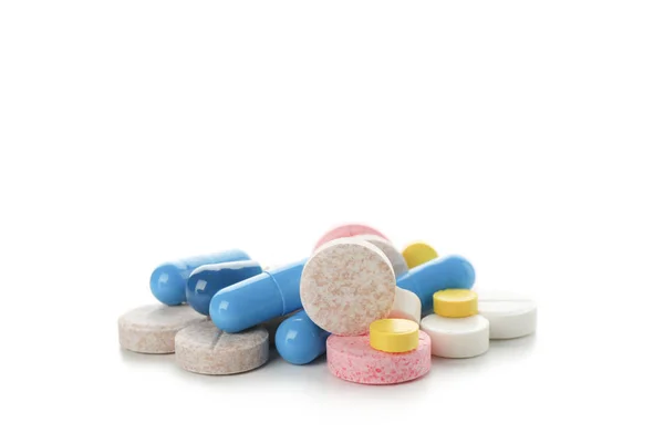Un mucchio di pillole isolate su sfondo bianco, da vicino — Foto Stock