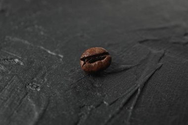 Siyah arkaplanda kahve çekirdeği, yakın çekim ve metin için boşluk