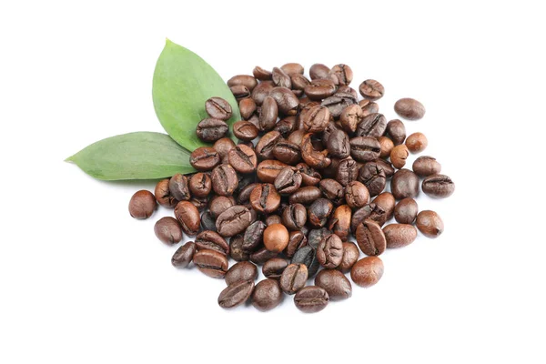 Kupa ziaren kawy i liści izolowanych na białym tle, cl — Zdjęcie stockowe