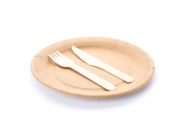 Çevre dostu plaka, çatal ve kaşıkla beyaz sırt üstü izole edilmiş.