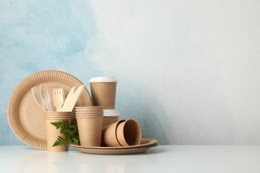 Beyaz arkaplan üzerinde çevre dostu tablo çalışması, metin için boşluk