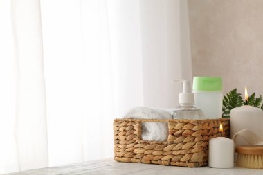 Beyaz arka planda spa aksesuarları olan bir kompozisyon. Vücut Bakımı