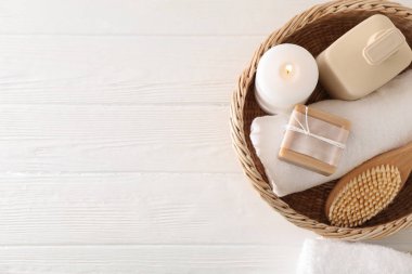 Beyaz ahşap arka planda spa malzemeleri içeren kompozisyon, kopya S