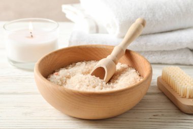 Beyaz arkaplanda izole edilmiş Shampignon mantarları, yakın çekim