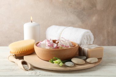 Beyaz ahşap arkaplan üzerindeki spa aksesuarları, metin için boşluk