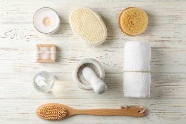 Beyaz ahşap arka planda kaplıca aksesuarları vardı. Bodyca