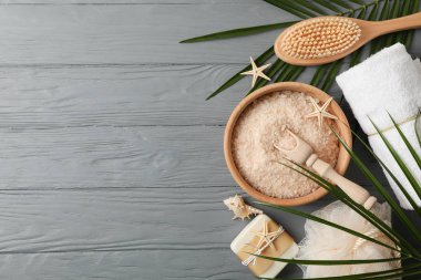 Gri ahşap arka planda spa aksesuarları olan kompozisyon