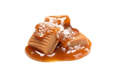 Beyaz arka planda izole edilmiş soslu tuzlu karamel şekerlemeleri.