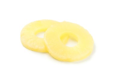 Beyaz arka planda izole edilmiş ananas halkaları. Meyve suyu