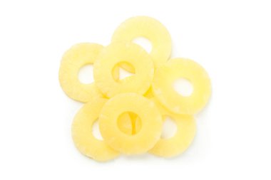 Beyaz arkaplanda izole edilmiş ananas halkaları, üst görünüm