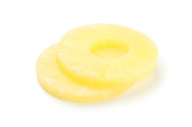 Beyaz arka planda izole edilmiş ananas halkaları. Meyve suyu