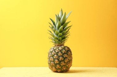 Sarı arka planda ananas, mesaj için boşluk. Meyve suyu
