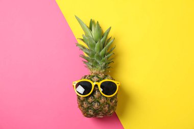 İki ton arkaplanda güneş gözlüklü ananas, metin için boşluk