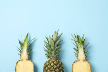 Mavi arka planda ananasların tepesi, üst manzara. Meyve suyu