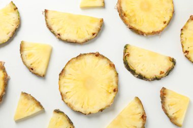 Beyaz zemin üzerinde ananas dilimleri ile düz yatıyordu, kapat