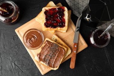 Kompozisyon. Tahtada çikolata kremalı tostlar, üst manzara.