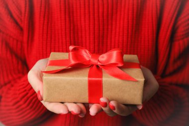 Elinde hediye kutuları olan bir kadın, Noel, yakın plan. Metin için boşluk