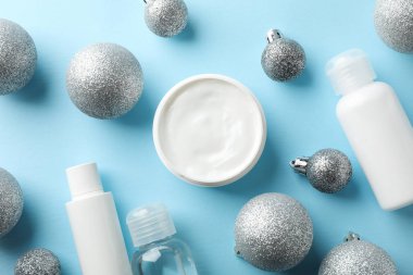 Kozmetik ürünleri, mavi arka planda cilt için kış kremi, 