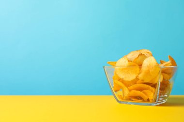 Patates cipsi. Sarı arka planda bira aperatifleri mavi arka tarafta