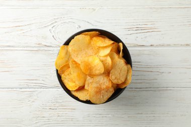 Patates cipsi. Beyaz ahşap arka planda bira aperatifleri için yer 