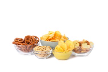 Bira aperatifleri, patates cipsleri, fındıklar beyaz sırt çantasına izole edilmiş.