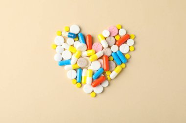 Bej arka planda haplardan yapılmış kalp, mesaj için boşluk. Üst yaşam