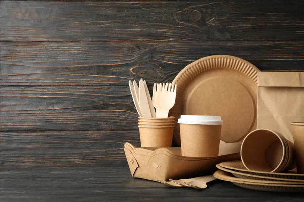 Eco - utensílios de mesa amigáveis e saco de papel na mesa de madeira, spa cópia — Fotografia de Stock
