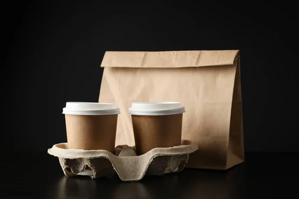 Eco - pacote amigável e xícaras de café no fundo preto, spac — Fotografia de Stock