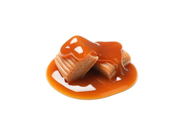 Bomboane de caramel cu sos izolat pe fundal alb — Fotografie, imagine de stoc