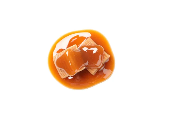 Karamellbonbons mit Soße isoliert auf weißem Hintergrund — Stockfoto
