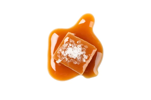 Solone karmelowe cukierki z sosem izolowanym na białym tle — Zdjęcie stockowe